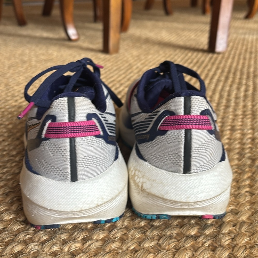 Saucony Women's Size 8 Running Shoes - Picture 9 of 9